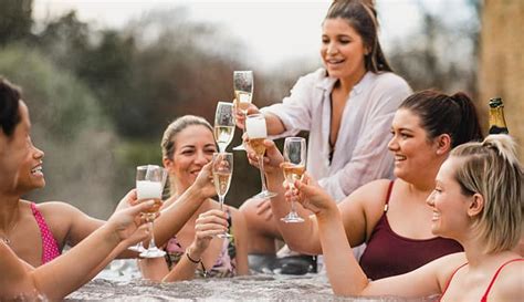 10 Best Hot Tub Party Ideas - Globo Surf