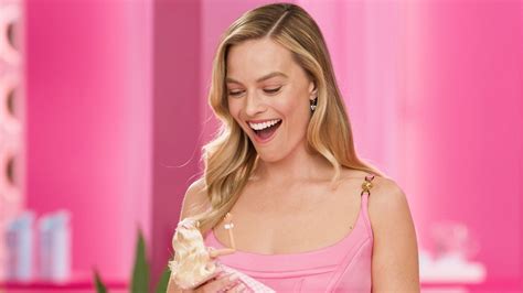 Margot Robbie Reacts To Seeing Her Barbie Doll For The First Time: 'I ...