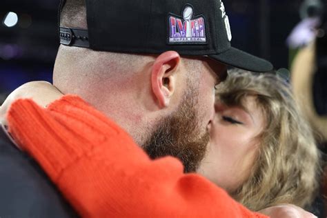 Taylor Swift e Travis Kelce dá primeiro beijo em público - 29/01/2024 - Celebridades - F5