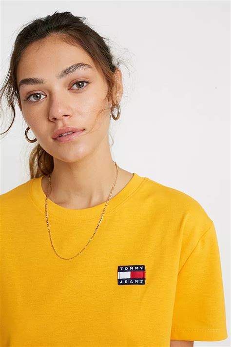 Tommy Jeans – T-Shirt mit Emblem-Logo | Urban Outfitters DE