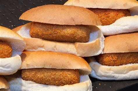 Mmm broodje kroket! | Hot dog buns, Snacks, Food