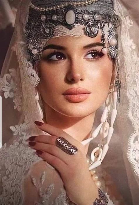 Beautiful Arab Women, Beautiful Hijab, Beautiful Eyes, Bright Eye Makeup, Vintage Photos Women ...