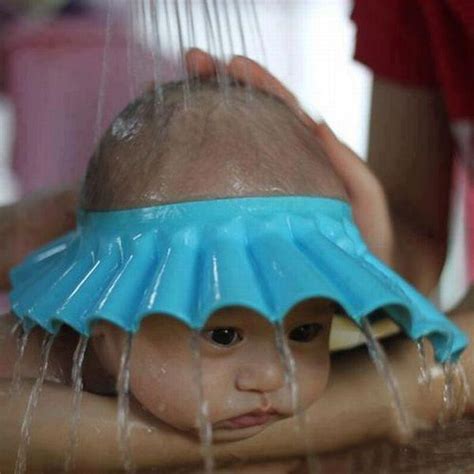 bébé prend douche