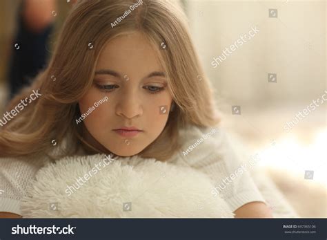 Young Teen Girl On Bed White: foto de stock (editar ahora) 697365106