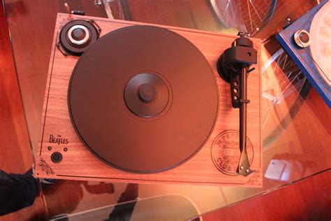 New Beatles turntables shown off at 'Sgt. Pepper's' listening party - CNET