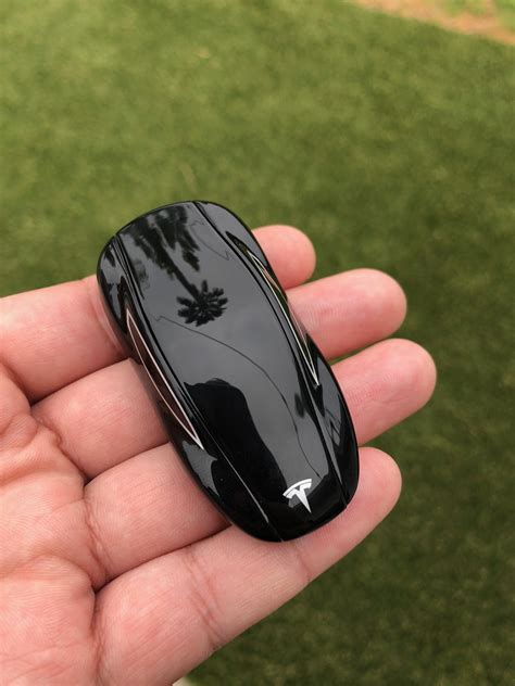 Tesla Key Fob / Tesla Made This Cool Key Fob For The Model 3 Carscoops ...