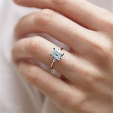 White Gold Ring with Aquamarine and Diamond | KLENOTA