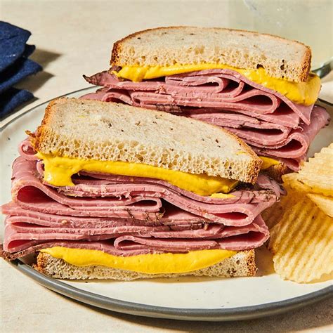 Sandwichs à la viande fumée de Montréal avec moutarde crémeuse yellow | French's