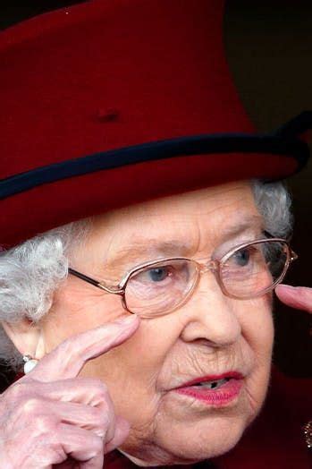Queen Elizabeth Has a Secret Hand Signal to Communicate with Staff | Prince philip mother, Queen ...