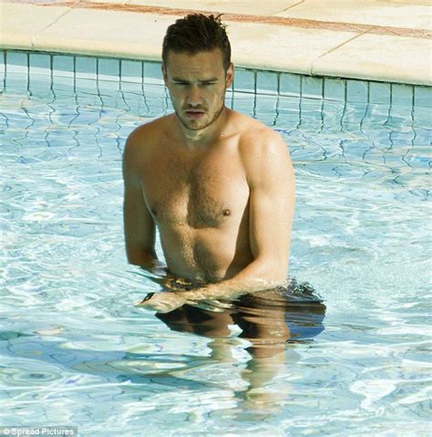 7teen: Liam Payne shows off his abs while at the pool in Australia