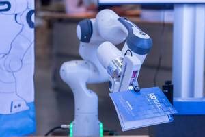 Kleiner humanoider Roboter Pepper von Humanizing Technologies interagiert mit Menschen und ...