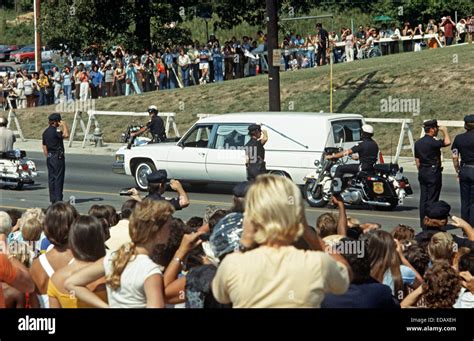 Elvis presley funeral hi-res stock photography and images - Alamy