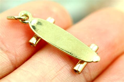 1.504 Grams 18 K Skateboard Gold Pendant [T71]