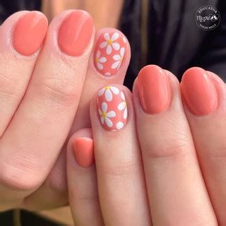 25 Simple Flower Nail Designs That Are So Easy to DIY | Glamour