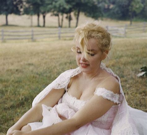 vintage red — Marilyn Monroe in Roxbury, Connecticut... in 2020 | Marilyn monroe photos, Marylin ...