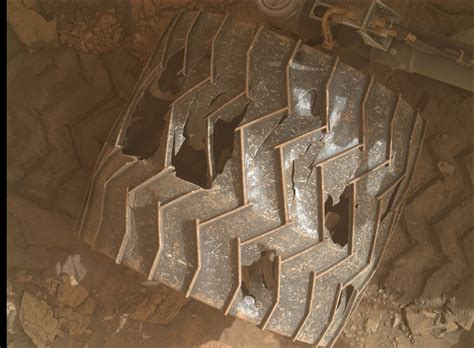 Rugged Mars has taken big bites out of Curiosity rover's wheels (photos ...