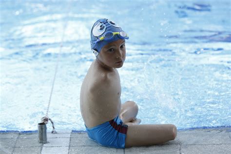 Six-year-old boy born with no arms is now a swimming champion | Metro News