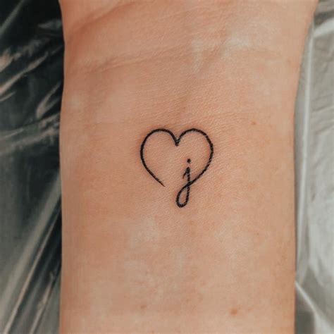 Tatuagens Femininas Pequenas: Inspirações e Dicas para sua Próxima Tatuagem | Tattoos, Wrist ...