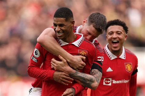 Rashford double lifts Man Utd to within five points of top spot