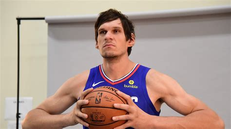 Sixers’ Boban Marjanovic Suffers Knee Injury, Helped off Court (VIDEO) | Heavy.com