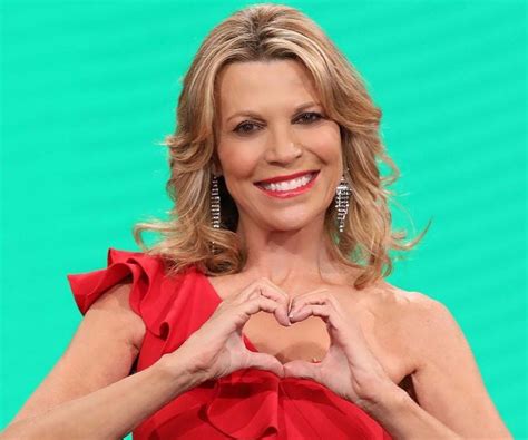 Vanna White Biography - Childhood, Life Achievements & Timeline