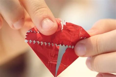 Origami Heart Out Of Gum Wrapper | PIXMOB