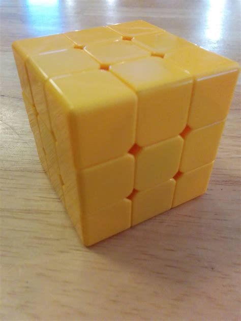 Stickerless dodo cube (a.k.a. yellow force cube) : Cubers