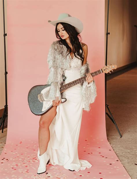 Kacey Musgraves Outfits Inspo - boogiebunny