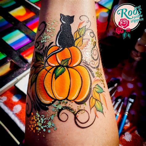 cute little halloween design in 2024 | Kleine polstatoeages, Tatoeage olifant, Zwarte kat tatoeages