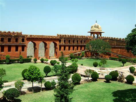 File:Rajasthan-Jaipur-Jaigarh-Fort-compound-Apr-2004-00.JPG - Wikimedia ...