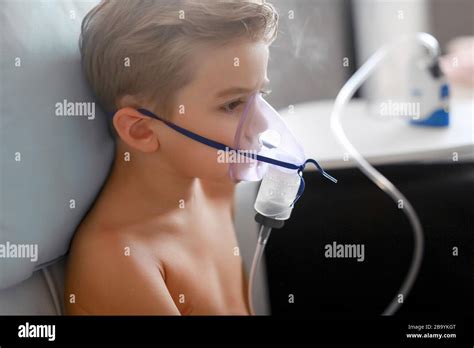 Oxygen mask child hi-res stock photography and images - Alamy