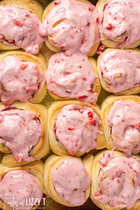 🍓 Strawberries 'n Cream Sweet Rolls with Fresh Strawberry Glaze | Recipe | Sweet roll, Sweet ...