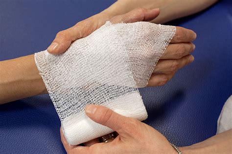 First Aid: How to bandage a hand / VIDEO | Emergency Live