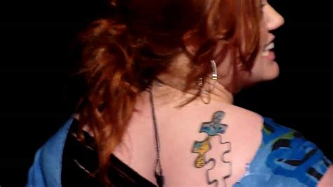 Kelly Clarkson shows her new tattoo at her concert in Munich - YouTube