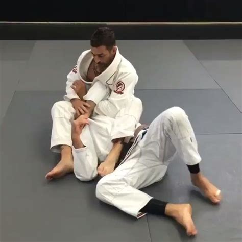 Excelente chave de braço. #JiuJitsu_Style Armlock Defense || Kimura ...