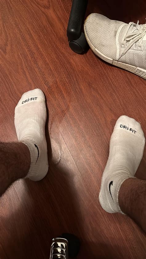 Socks getting stinky : r/boysfeeet