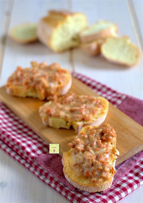 Crostini Salsiccia e Stracchino gustoso antipasto, facile e sfizioso