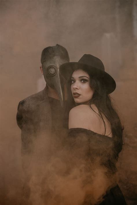 Spooky Halloween Couples Shoot | Halloween photography, Horror photography, Halloween photoshoot