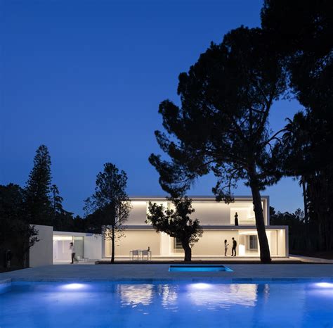 This minimalist house with 2 swimming pools is definition of minimalist living - Architecture ...