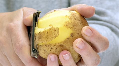 The Best Way To Peel A Potato If You Don't Have A Peeler