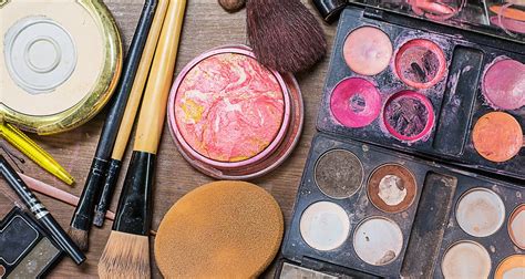 Complications Caused By Dirty Makeup Brushes - Health Thoroughfare