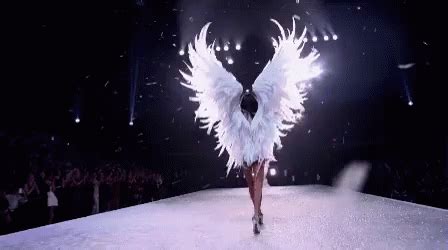 The Popular Runway GIFs Everyone's Sharing