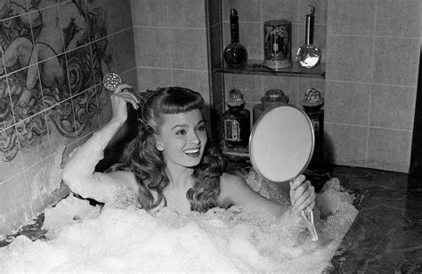 The Joy Of Taking A Bath In the 20th Century - Flashbak