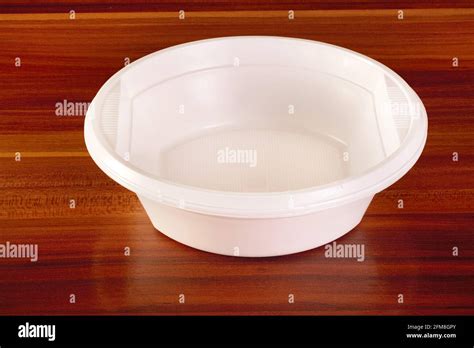 white plastic plates for picnic Stock Photo - Alamy