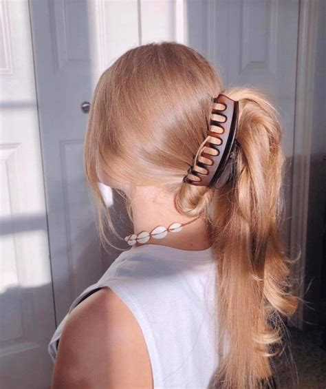 Try These Modern Claw Clip Hairstyles to Channel Your 90s Diva – Page 6 – Love for Glam | Clip ...