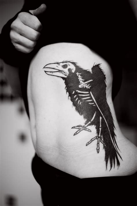 Les tas de viande: Tattoo corbeau fini