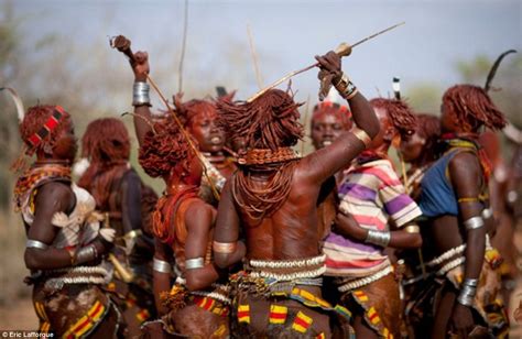 Incredible photos shed light on Ethiopia's Hamar tribe who are beaten ...