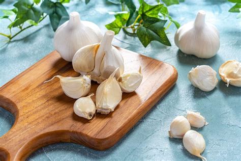 How To Cut Clove Of Garlic - Recipes.net