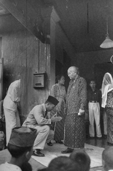 Indonesia Zaman Doeloe: Soekarno dan Fatmawati sungkem ke sepuh, 1946