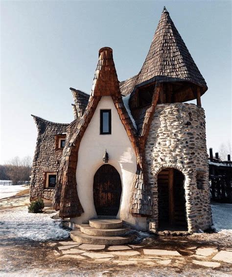 I thought this architecture on this Romanian house is pretty awesome ...